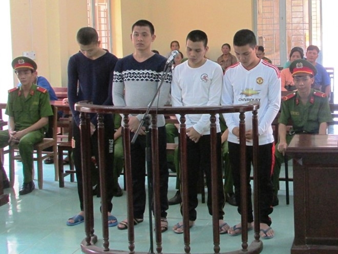 4 thanh nien mien Tay hai doi nu tiep vien 18 tuoi hinh anh 1