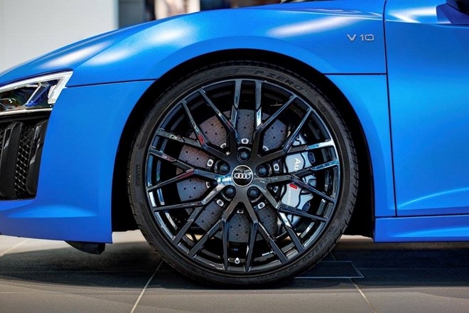 Audi R8 V10 mui tran mau doc hinh anh 3