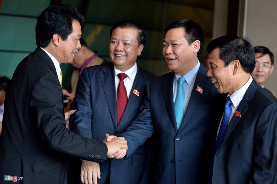 Dai bieu Quoc hoi khoa moi tuoi cuoi trong buoi hop dau tien hinh anh 3