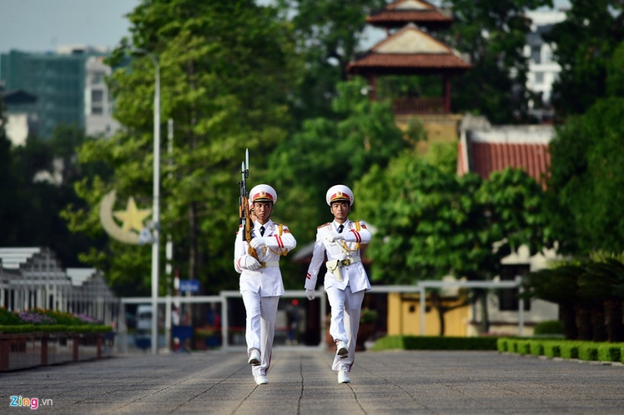 Dai bieu Quoc hoi khoa moi vieng lang Chu tich Ho Chi Minh hinh anh 2