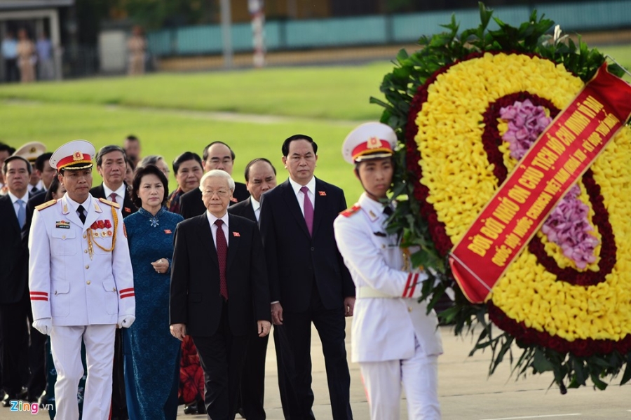 Dai bieu Quoc hoi khoa moi vieng lang Chu tich Ho Chi Minh hinh anh 4