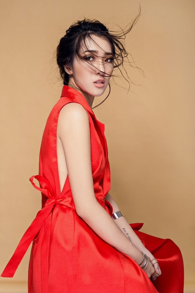 Emily quyen ru voi dam co khoet sau hinh anh 2