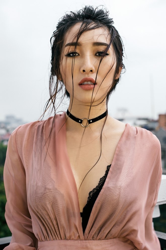 Emily quyen ru voi dam co khoet sau hinh anh 4