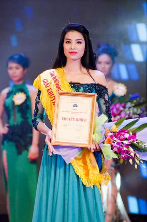 Năm 2013, cô đạt giải khuyến khích Nữ hoàng trang sức.