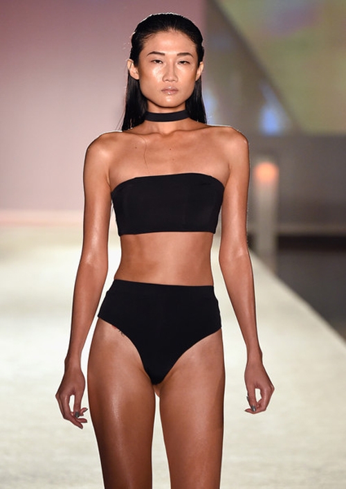 Kha Mỹ Vân khoe đường cong trong show diễn bikini ở Mỹ