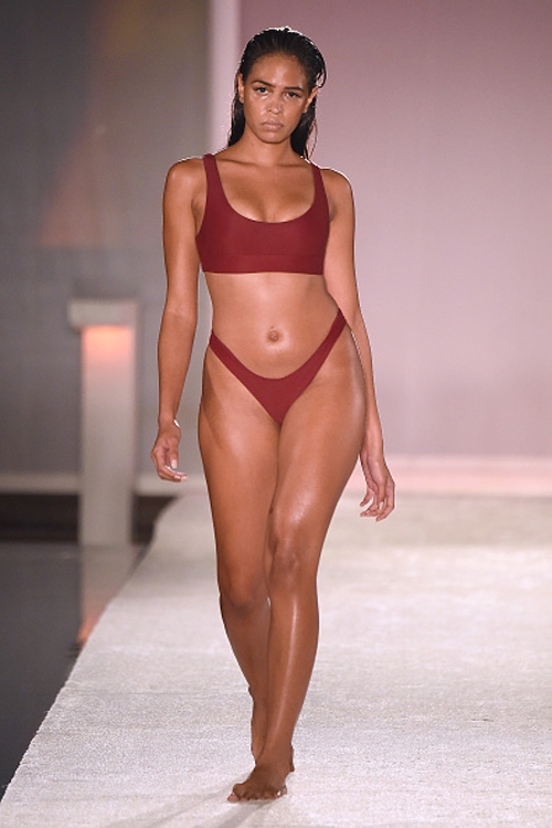 Kha Mỹ Vân khoe đường cong trong show diễn bikini ở Mỹ