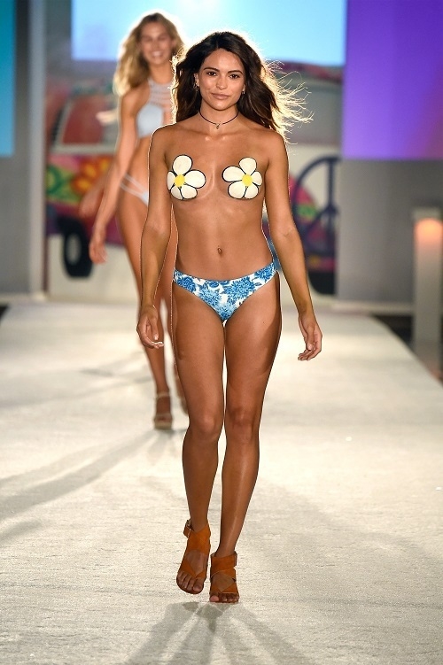 Kha Mỹ Vân khoe đường cong trong show diễn bikini ở Mỹ