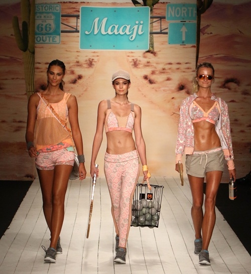 Kha Mỹ Vân khoe đường cong trong show diễn bikini ở Mỹ