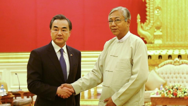 Tổng thống Myanmar (phải) tiếp Ngoại trưởng Trung Quốc Vương Nghị, tại Naypyidaw, tháng 4.2016.