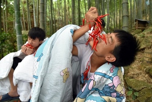 thanh nien tq quan chan, an ot giua tiet troi 38 do hinh anh 3