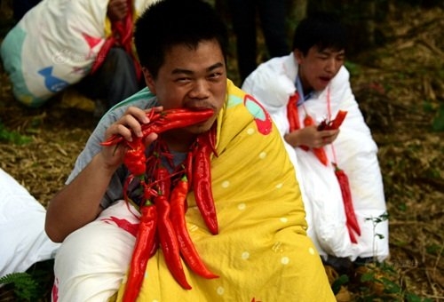 thanh nien tq quan chan, an ot giua tiet troi 38 do hinh anh 4
