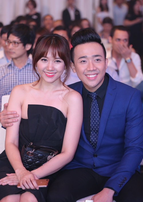 tran-thanh-hari-won-nam-chat-tay-nhau-trong-su-kien-4