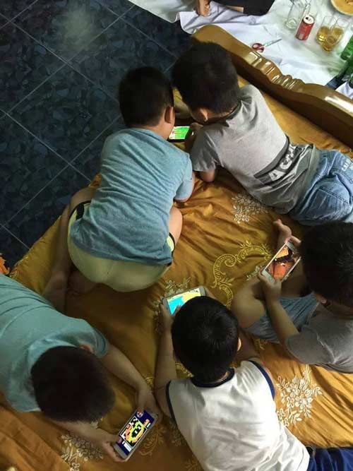 tre nghien smartphone co nguy co ung thu nao gap 5 lan cac be khac - 1