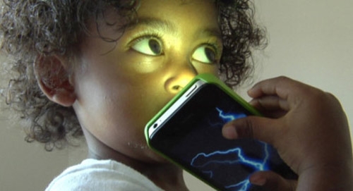tre nghien smartphone co nguy co ung thu nao gap 5 lan cac be khac - 3