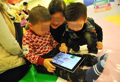 tre nghien smartphone co nguy co ung thu nao gap 5 lan cac be khac - 4