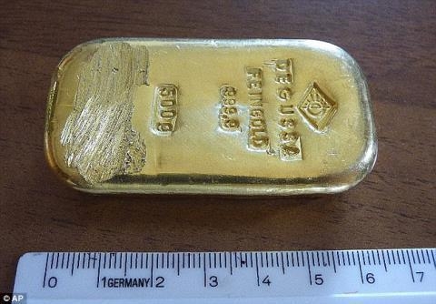  Thỏi vàng cô gái Đức nhặt được khi đang đi bơi 
