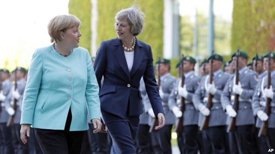  Thủ tướng Đức Angela Merkel gặp người đồng cấp Anh Theresa May. Ảnh: AP 