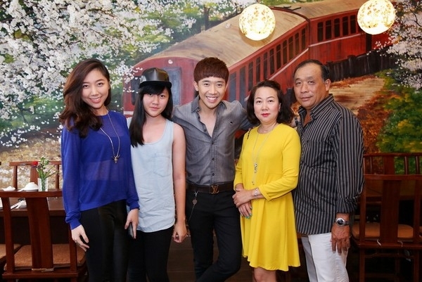 tran-thanh-khoe-em-gai-giong-hari-va-van-mai-huong-5
