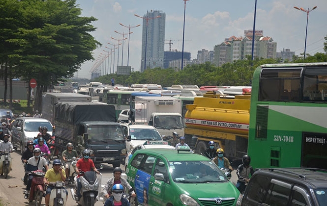 Xe chở giàn giáo lật, một làn cầu Sài Gòn bị phong tỏa 