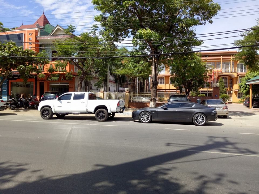  Aston Martin Rapide S 2016 của đại gia thành Vinh khoe dáng trên phố. Ảnh: Vinh Nguyễn. 