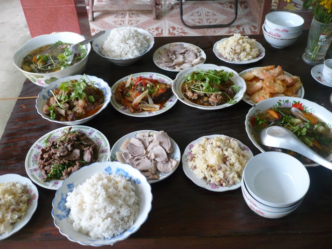 Chàng Tây toát mồ hôi hột khi ngồi ăn cỗ ở Việt Nam - Ảnh 1.