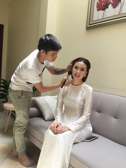 [Caption]Theo phong tục cưới hỏi miền Bắc, lễ dạm ngõ là buổi gặp gỡ giữa hai gia đình. Nhà trai xin đến nhà gái đặt vấn đề chính thức cho đôi nam nữ được tìm hiểu nhau một cách kỹ càng hơn trước khi đi đến quyết định hôn nhân