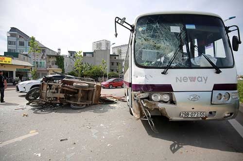 giat minh: xe may chay nguoc chieu tren pho voi “toc do ban tho” hinh anh 1
