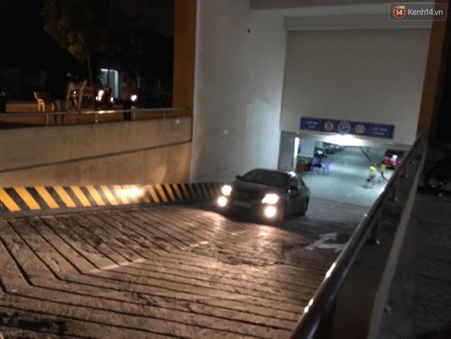 Hà Nội: Mâu thuẫn tình cảm, nam thanh niên dọa nhảy lầu tự sát từ tầng 16 - Ảnh 9.