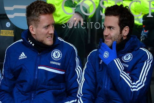 Mata thường xuyên ngồi dự bị nên kiếm đường sang Man United