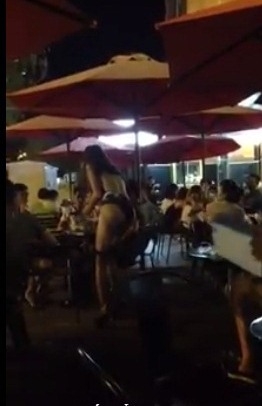 Hot girl mặc bikini đi lại thản nhiên phát tờ rơi bị dân tình 