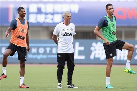Mourinho tap luyen cung hoc tro o Trung Quoc