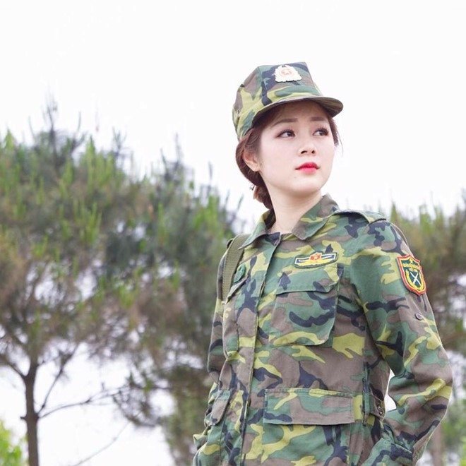 Nu quan nhan xinh dep duoc dan mang tim kiem hinh anh 2