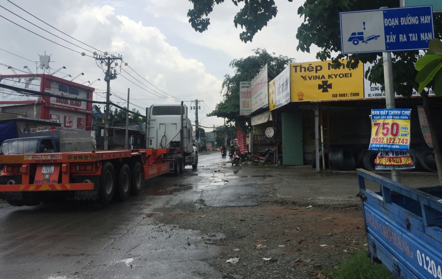 Tuyến đường Hoàng Hữu Nam kết nối 3 phường trên địa bàn quận 9, TPHCM thường xuyên xảy ra TNGT chết người vì lượng xe tải, container, xe bồn...lưu thông tấp nập.