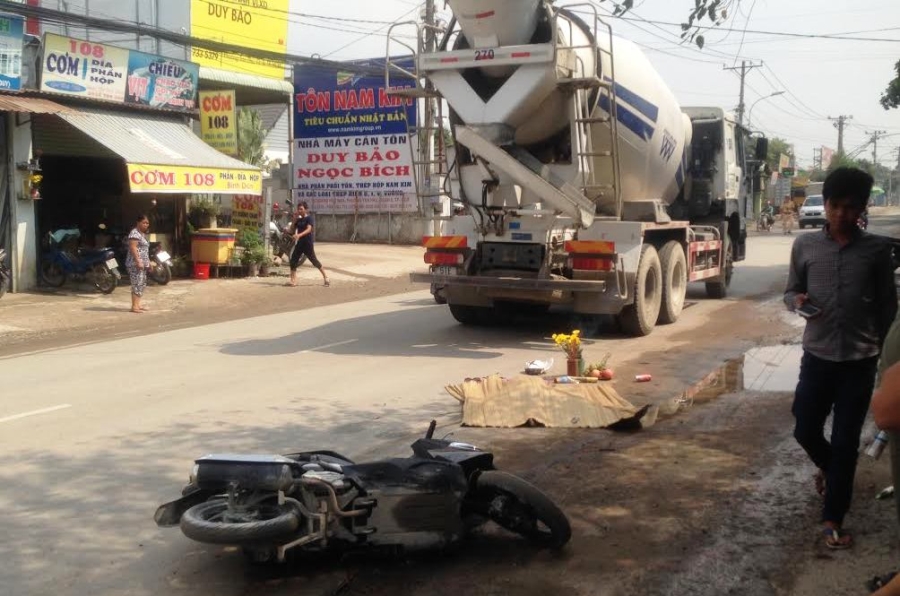 Hiện trường vụ tai nạn sáng 16/7 trên đường Hoàng Hữu Nam khiến một phụ nữ tử vong tại chỗ.