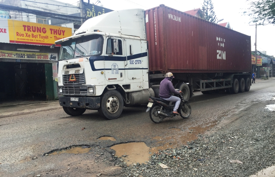 Hạ tầng xuống cấp đầy hố sâu, đất đá rơi vãi cùng với việc mặt đường nhỏ hẹp, xe tải dày đặc lưu thông hỗn hợp cùng xe máy khiến nguy cơ TNGT nghiêm trọng xảy ra bất cứ lúc nào.
