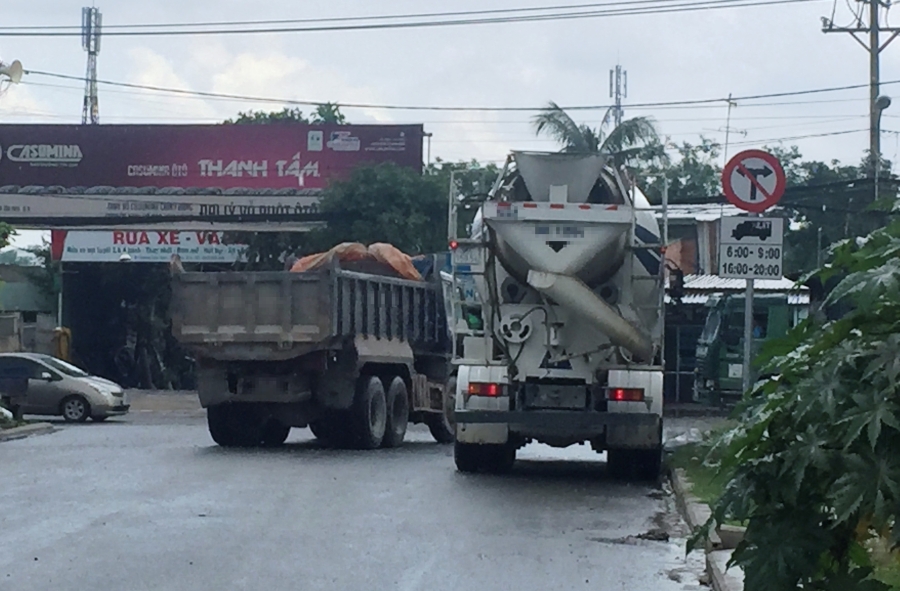 Bất chấp giờ cấm, nhiều xe tải nặng vẫn mặc nhiên lưu thông.