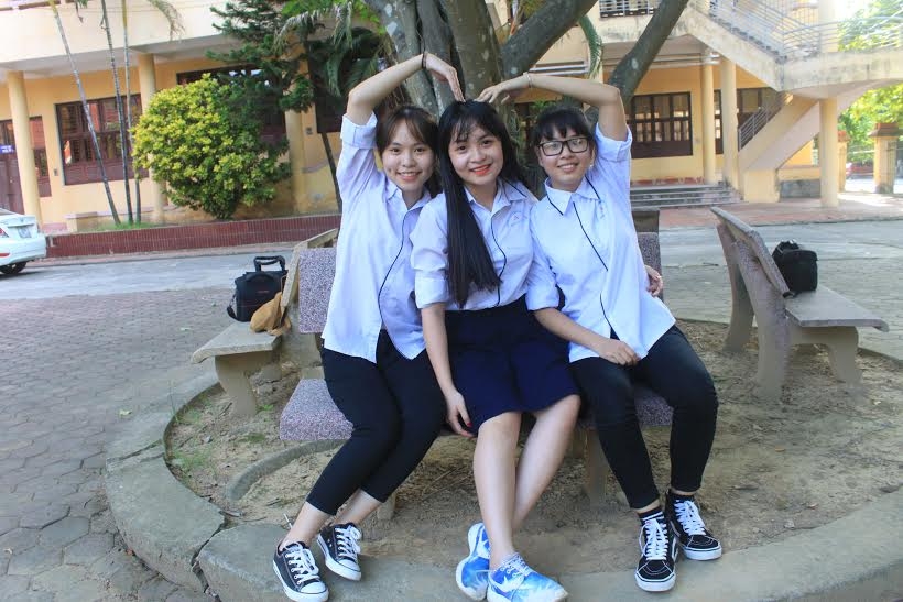 Ba nữ sinh chuyên Anh (từ trái qua): Thanh Huyền, Quỳnh Anh, Linh Giang là chủ nhân của 3 điểm 10 môn Toán