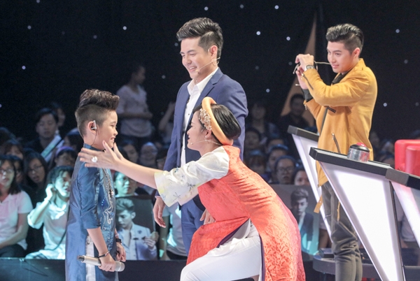 be-10-tuoi-khoe-giong-hat-khung-tai-the-voice-kids-15