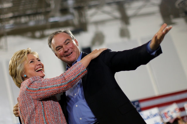  Bà Clinton và ông Tim Kaine xuất hiện cùng nhau ngày 22/7 (Ảnh: Reuters) 