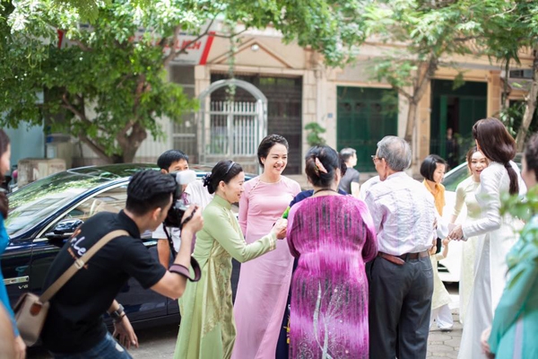 co-gai-thoi-tiet-mai-ngoc-hanh-phuc-ben-chong-thieu-gia-4