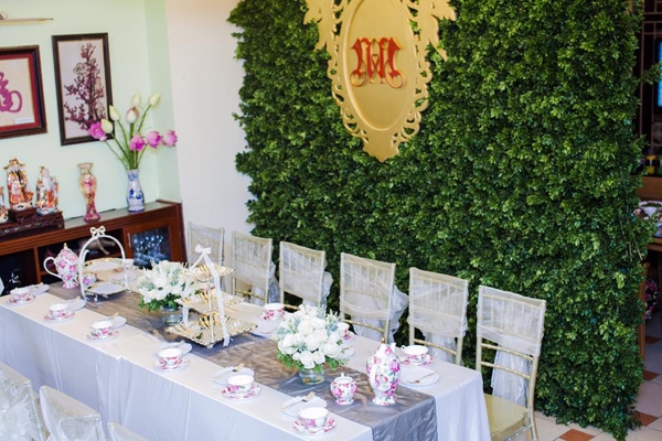 Tư gia nhà gái được trang trí ngập tràn hoa lá. Tên đôi uyên ương viết tắt, lồng vào nhau đầy ý nghĩa.