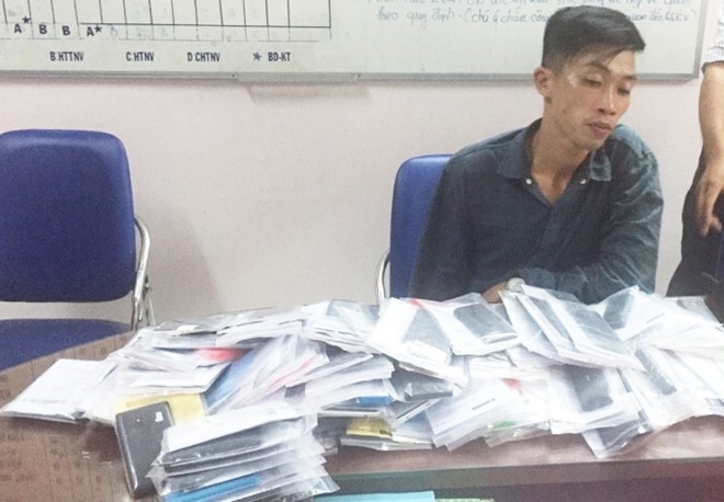 Ga trai dot nhap trung tam bao hanh trom 120 dien thoai hinh anh 1