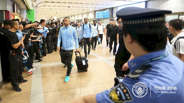  Hậu vệ trái Kolarov xuống sân bay cùng các đồng đội 