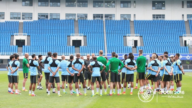  Không lâu sau khi đặt chân tới Trung Quốc các cầu thủ Man City đã có buổi tập nhẹ nhằm phục hồi thể lực sau chuyến bay dài 