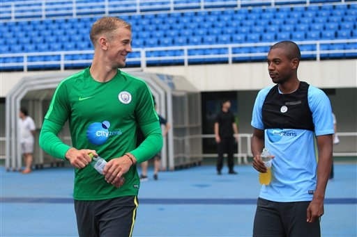  Joe Hart và Fernandinho bước ra sân tập 
