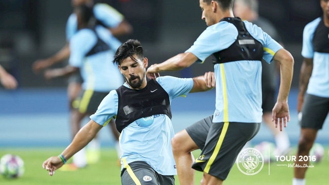 Tân binh Nolito (trái) lao vào tranh bóng với đồng đội trong buổi tập của Man City tại Bắc Kinh 