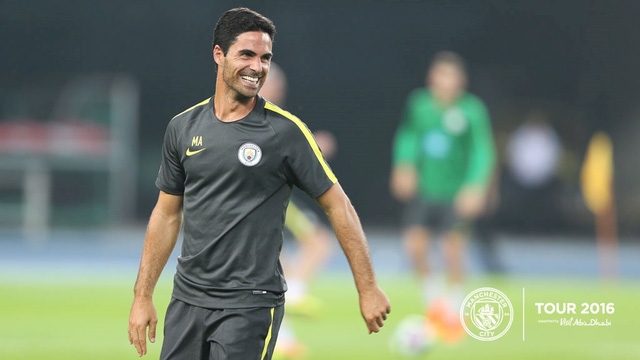  Mikel Arteta, người từng thi đấu cho Everton và Arsenal. Giờ anh đã giải nghệ và trở thành một thành viên trong ban huấn luyện của Pep Guardiola tại Man City 