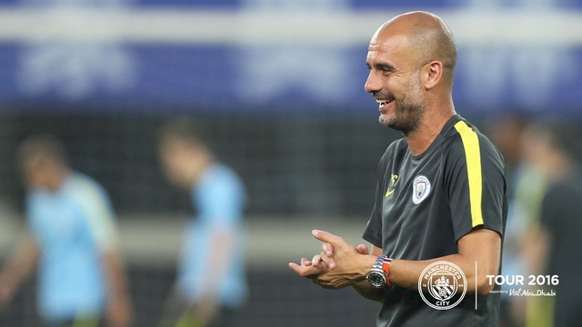  Pep Guardiola tươi cười chỉ đạo các học trò tập luyện 