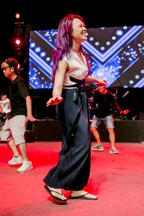 my-tam-quang-giay-cao-got-mang-dep-le-tong-duyet-liveshow-5