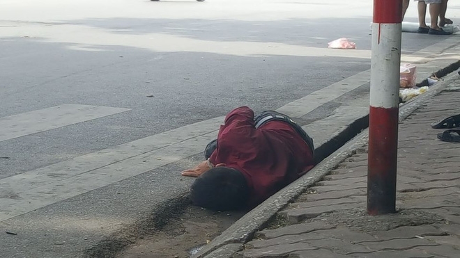 Người đàn ông nằm ăn vạ giữa đường Cát Linh, Hà Nội - Ảnh 3.